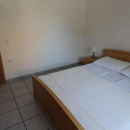 Ostanak kod kuće 1 Malinska