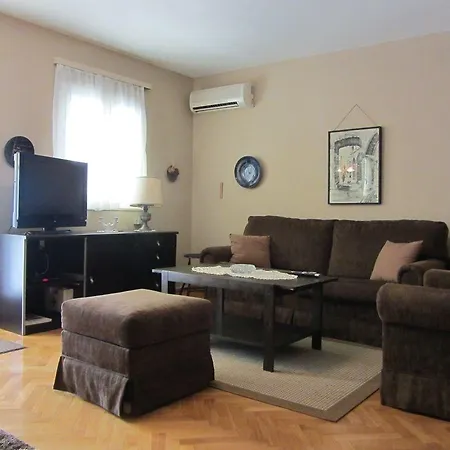 Ostanak kod kuće 1 Malinska