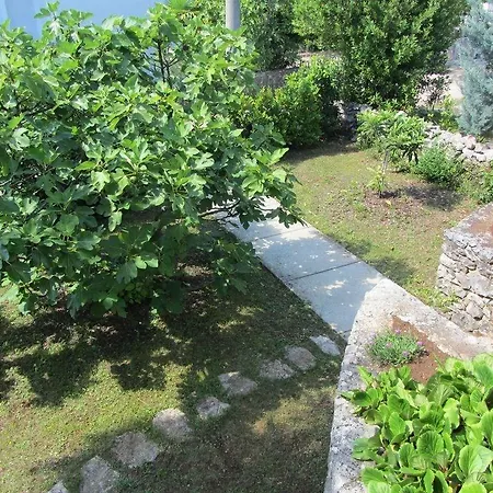 Ostanak kod kuće 1 Malinska